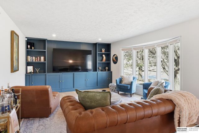 914 S 216th Street, Omaha, NE 68022