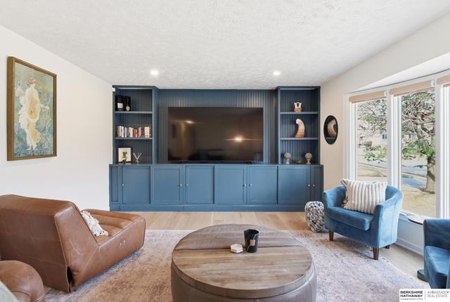 914 S 216th Street, Omaha, NE 68022