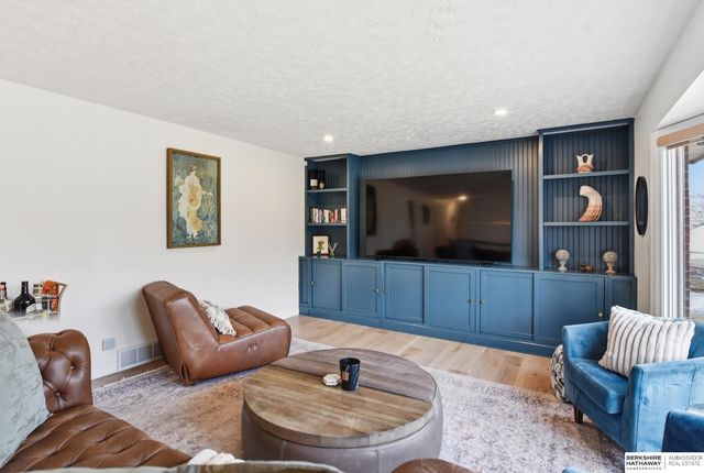 914 S 216th Street, Omaha, NE 68022