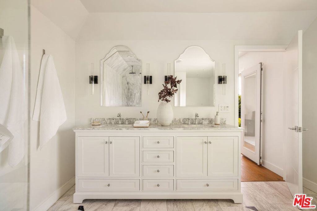 Image 10 of property listing at 3701 Multiview Drive, Los Angeles, CA 90068