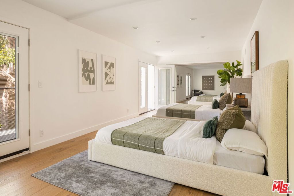 Image 12 of property listing at 3701 Multiview Drive, Los Angeles, CA 90068