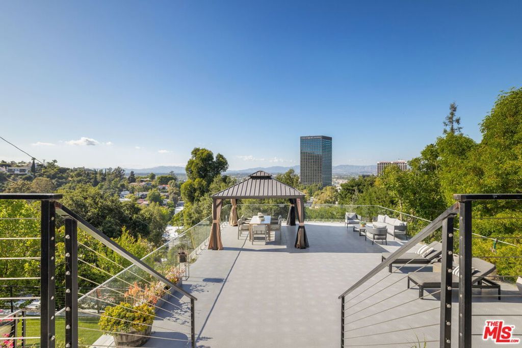 Image 13 of property listing at 3701 Multiview Drive, Los Angeles, CA 90068