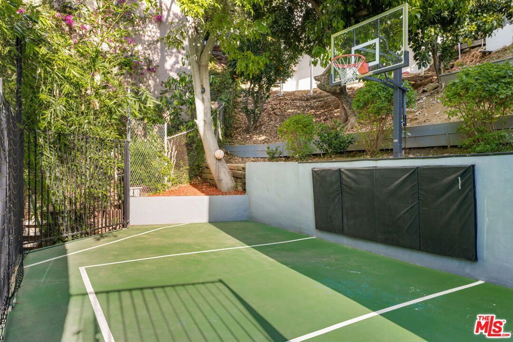 Image 17 of property listing at 3701 Multiview Drive, Los Angeles, CA 90068