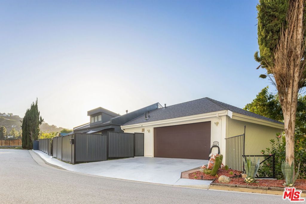 Image 18 of property listing at 3701 Multiview Drive, Los Angeles, CA 90068