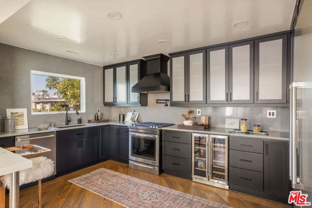 Image 4 of property listing at 3701 Multiview Drive, Los Angeles, CA 90068