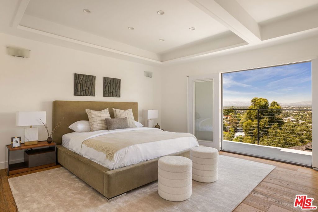 Image 5 of property listing at 3701 Multiview Drive, Los Angeles, CA 90068