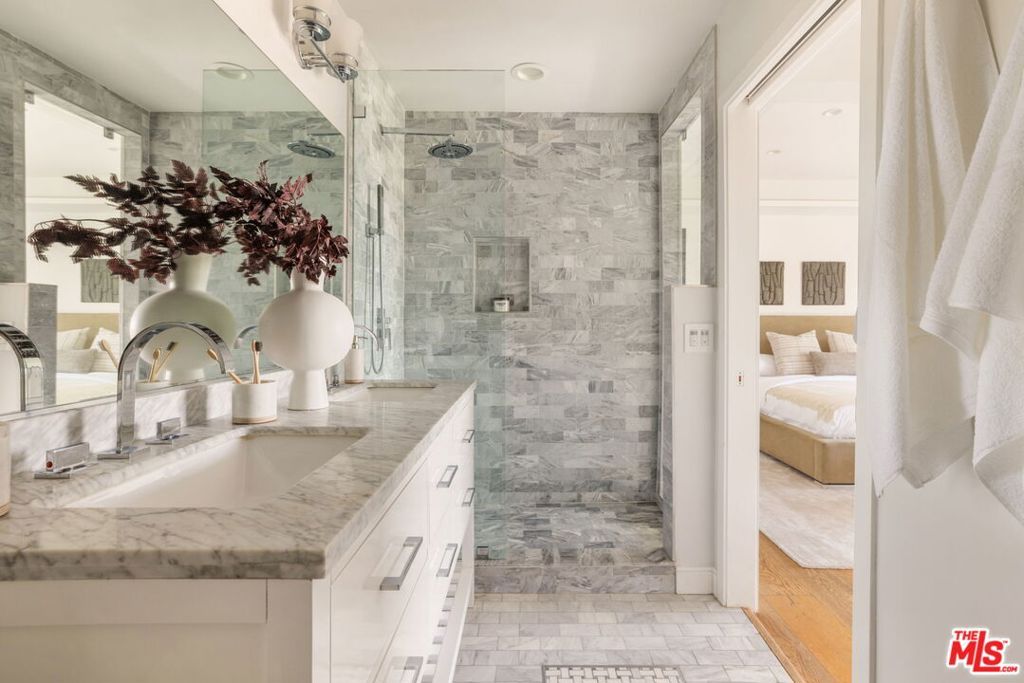 Image 6 of property listing at 3701 Multiview Drive, Los Angeles, CA 90068