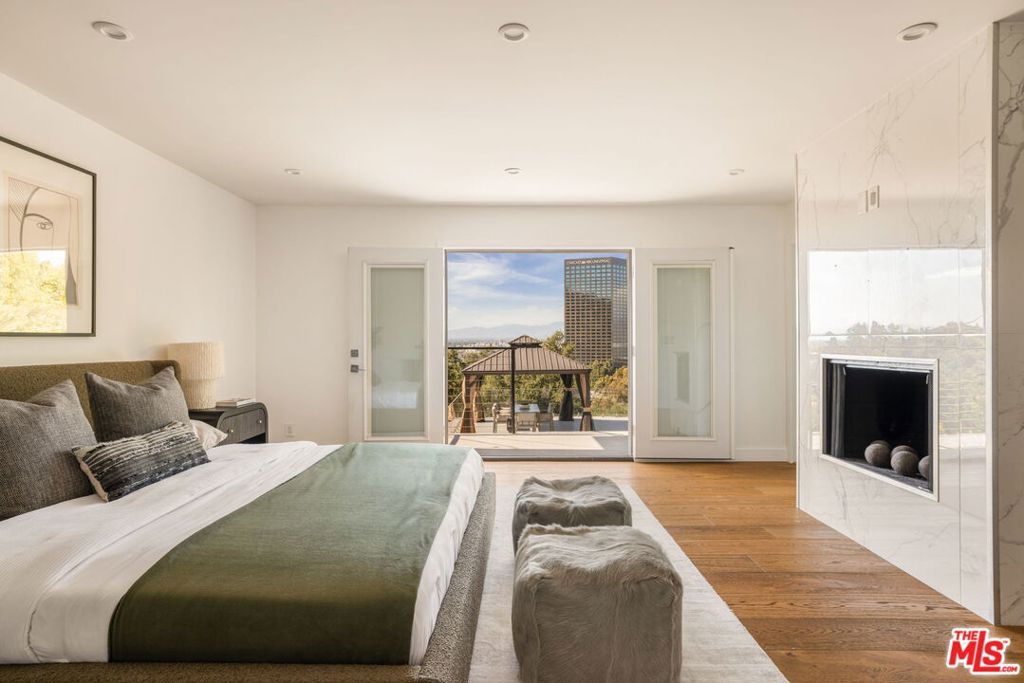 Image 8 of property listing at 3701 Multiview Drive, Los Angeles, CA 90068