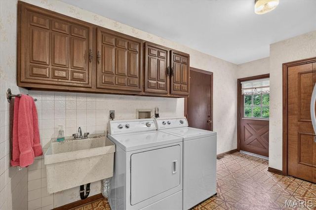 1940 Windmoor Place, Town And Country, MO 63131