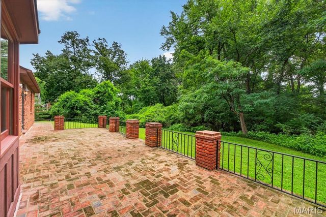 1940 Windmoor Place, Town And Country, MO 63131