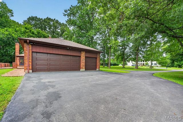 1940 Windmoor Place, Town And Country, MO 63131