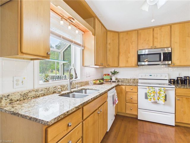 904 Fairidge Drive, Jamestown, NC 27282
