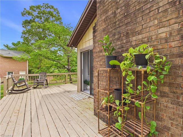 904 Fairidge Drive, Jamestown, NC 27282