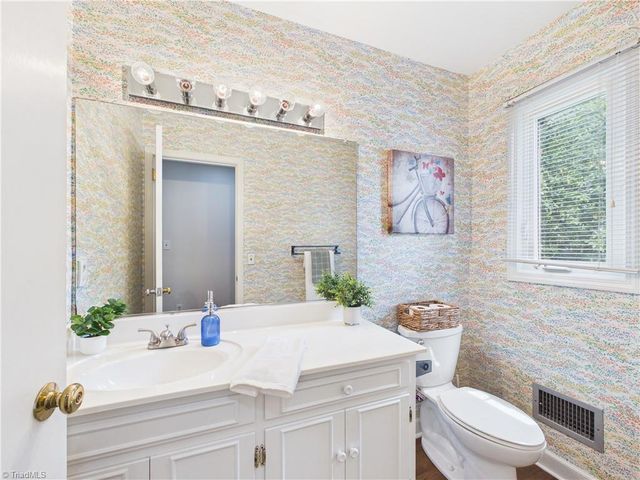 904 Fairidge Drive, Jamestown, NC 27282