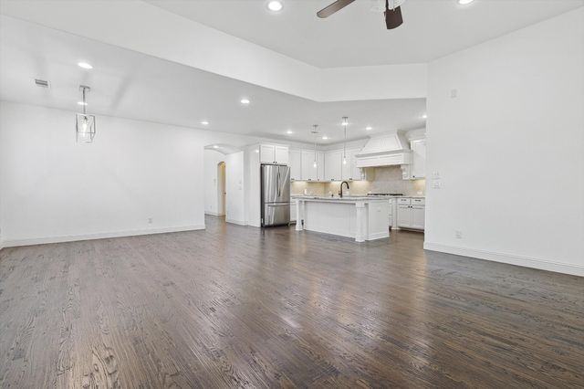 504 Warwick Boulevard, Lewisville, TX 75056