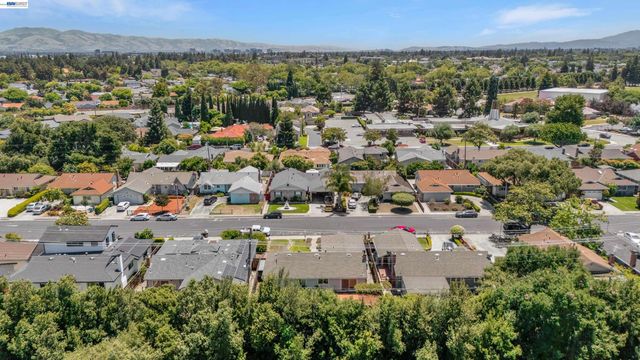 2090 Coolidge Dr, Santa Clara, CA 95051