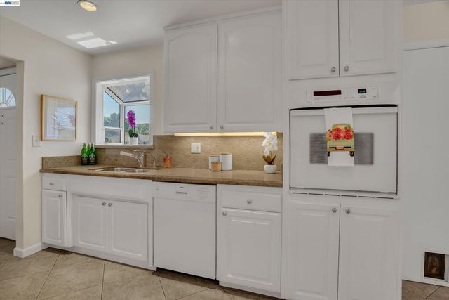 2090 Coolidge Dr, Santa Clara, CA 95051