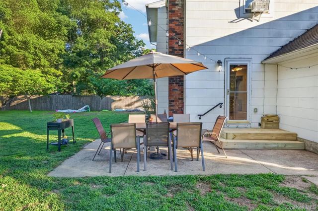 282 W End Avenue, Shirley, NY 11967