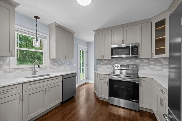 126 Alton Bradford Road, Hopkinton, RI 02808