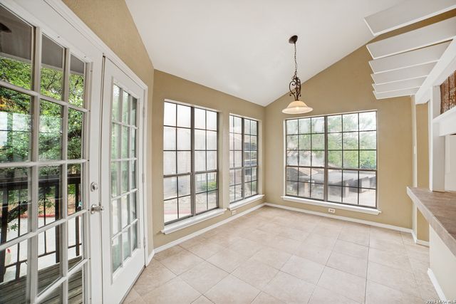 8633 Datapoint Dr Apt 204, San Antonio, TX 78229