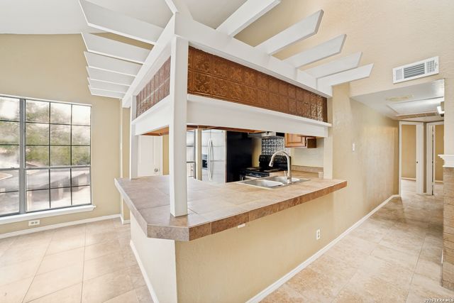 8633 Datapoint Dr Apt 204, San Antonio, TX 78229