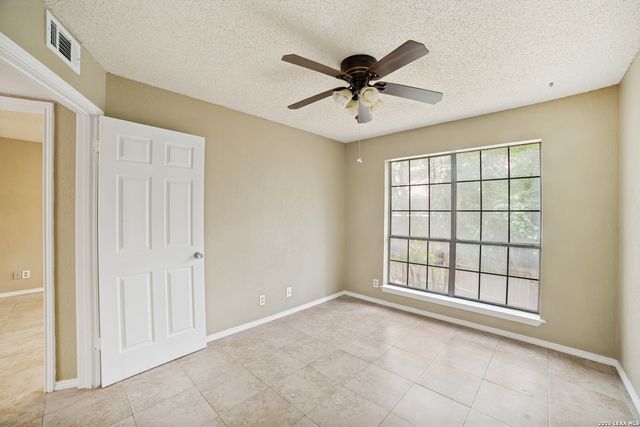 8633 Datapoint Dr Apt 204, San Antonio, TX 78229