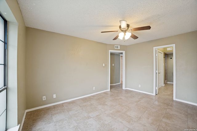 8633 Datapoint Dr Apt 204, San Antonio, TX 78229