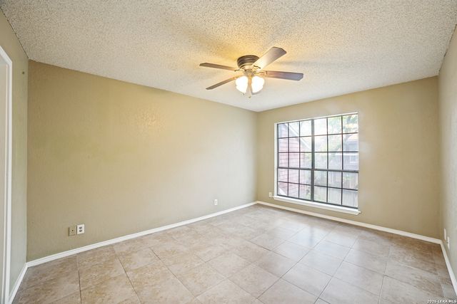 8633 Datapoint Dr Apt 204, San Antonio, TX 78229