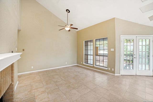8633 Datapoint Dr Apt 204, San Antonio, TX 78229