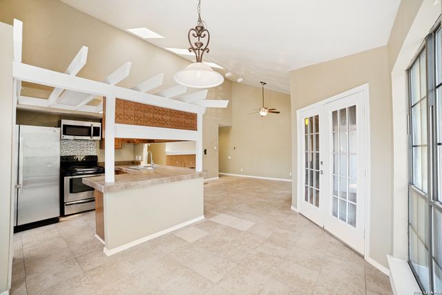 8633 Datapoint Dr Apt 204, San Antonio, TX 78229