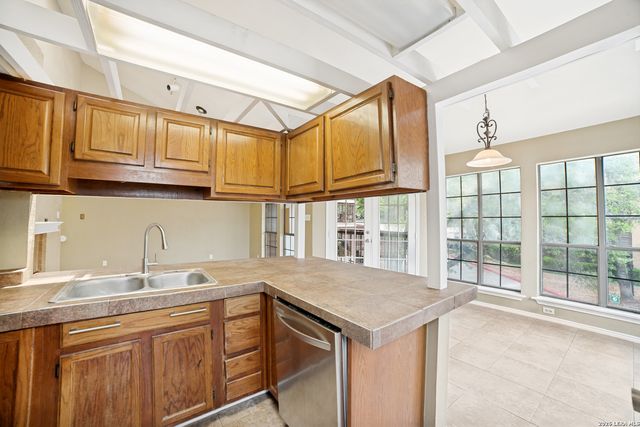 8633 Datapoint Dr Apt 204, San Antonio, TX 78229