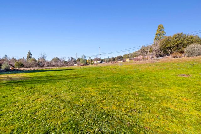 11991 Black Dr, Big Oak Flat, CA 95305