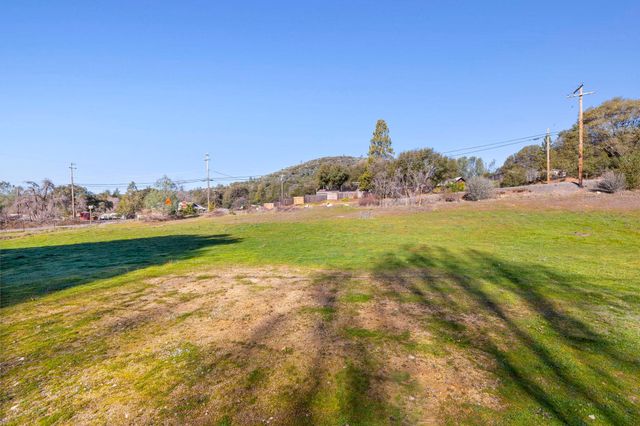 11991 Black Dr, Big Oak Flat, CA 95305