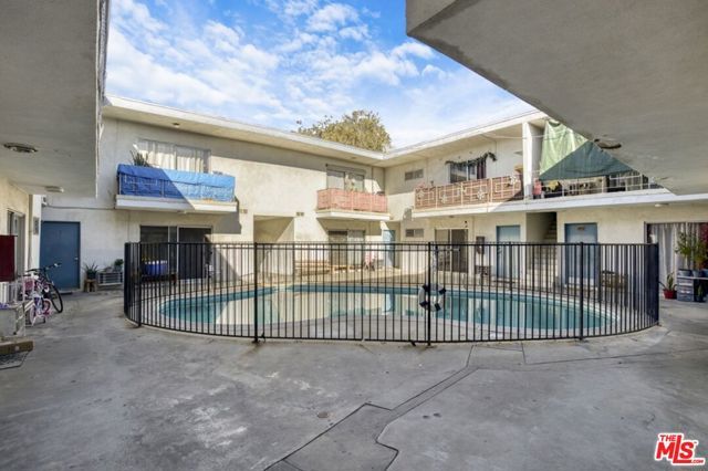 8750 Owensmouth Avenue, Canoga Park (los Angeles), CA 91304