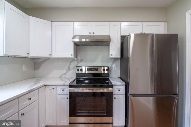 9709 LAKEPOINTE DR, Burke, VA 22015