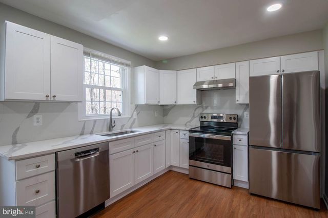 9709 LAKEPOINTE DR, Burke, VA 22015