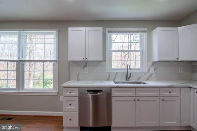 9709 LAKEPOINTE DR, Burke, VA 22015