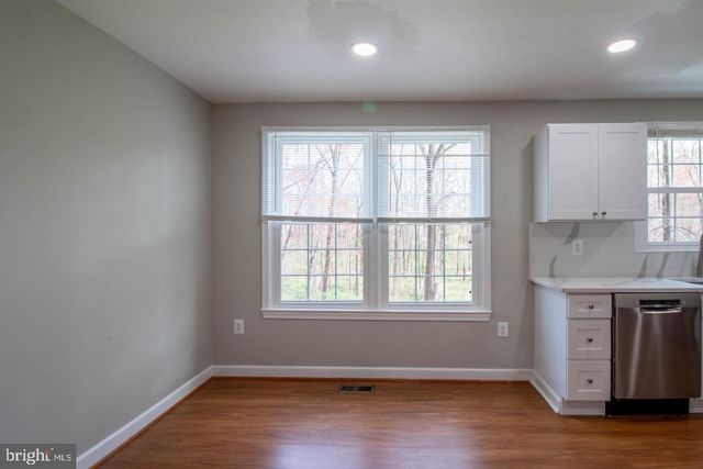 9709 LAKEPOINTE DR, Burke, VA 22015