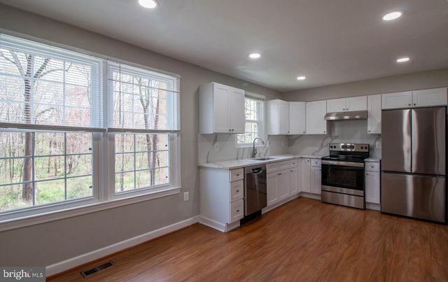 9709 LAKEPOINTE DR, Burke, VA 22015