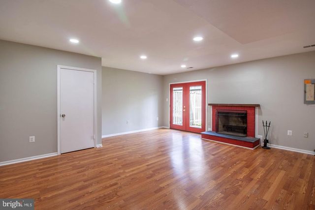 9709 LAKEPOINTE DR, Burke, VA 22015