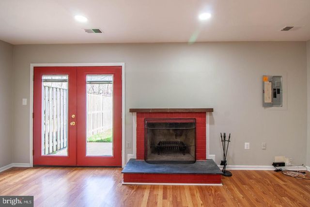 9709 LAKEPOINTE DR, Burke, VA 22015