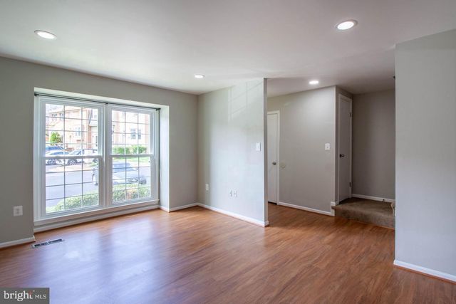 9709 LAKEPOINTE DR, Burke, VA 22015