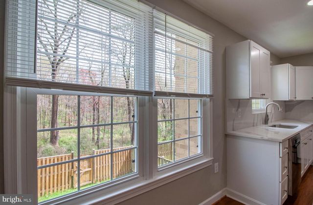 9709 LAKEPOINTE DR, Burke, VA 22015