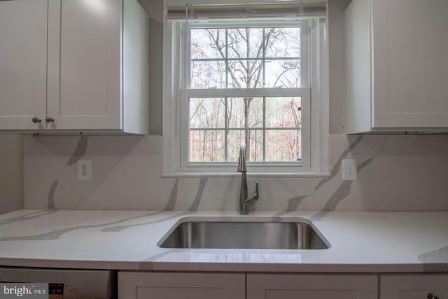 9709 LAKEPOINTE DR, Burke, VA 22015