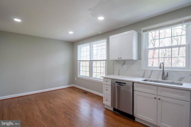 9709 LAKEPOINTE DR, Burke, VA 22015