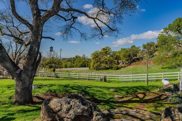 4039 Bartelink Dr, Valley Springs, CA 95252