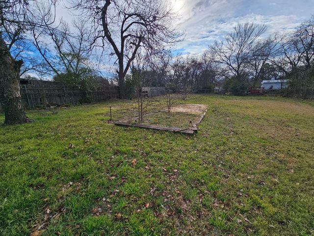 217 W Heard Street, Cleburne, TX 76033