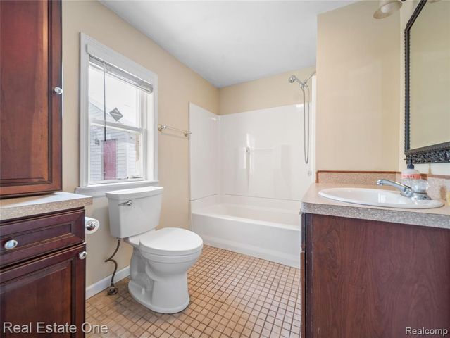 8202 Hyne Road, Brighton, MI 48114