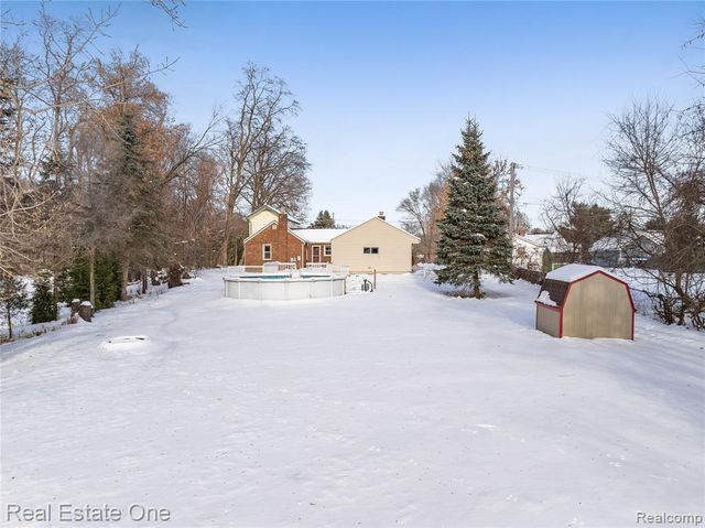 8202 Hyne Road, Brighton, MI 48114