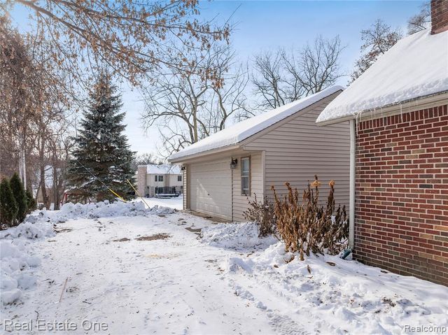 8202 Hyne Road, Brighton, MI 48114